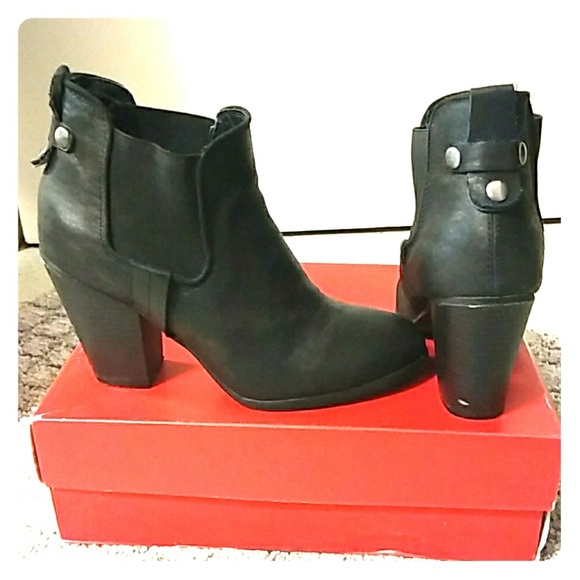 Carlos Santana Shoes - GO-TO Black Shimmer Textured Booties 🔥🌹💋
